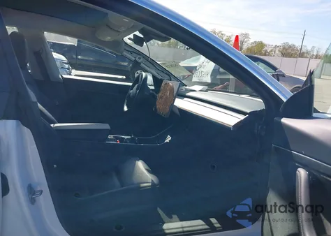 2020 Tesla Model 3 Standard Range Plus Rear-Wheel Drive/Standard Range Rear-Wheel Drive z USA, uszkodzony, nr VIN 5YJ3E1EAXLF747066